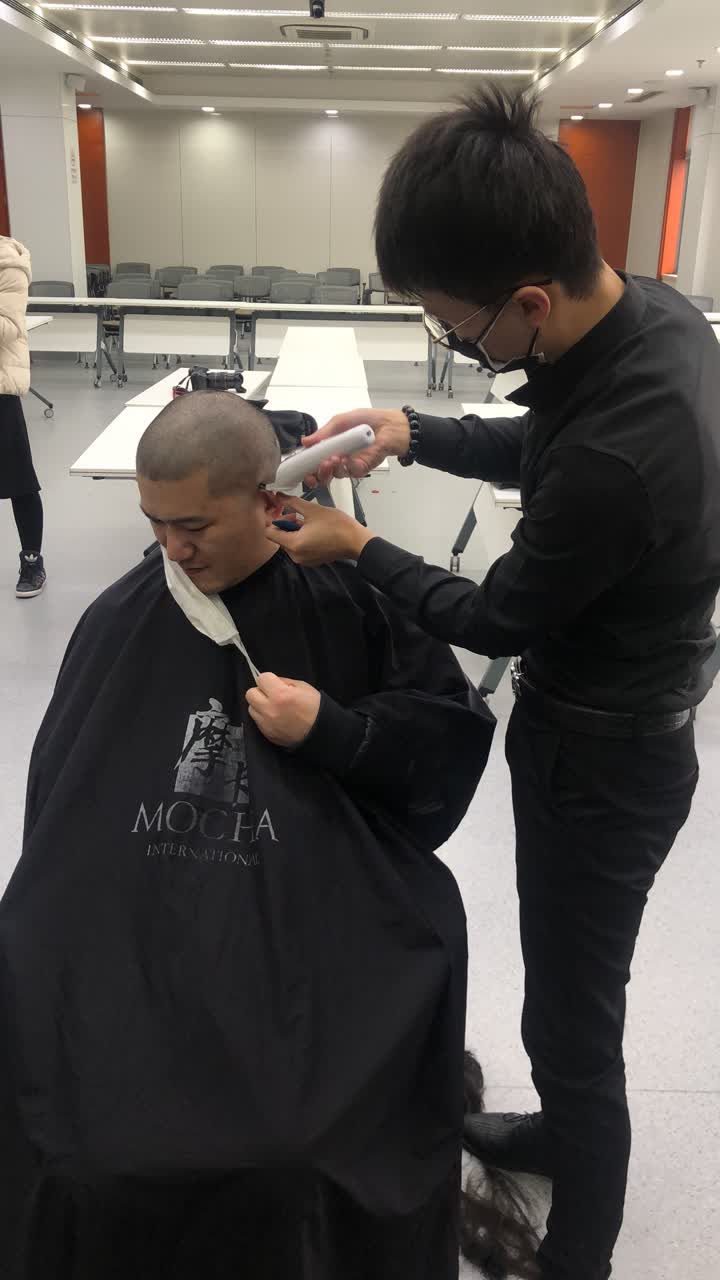 扬大附院的队员们在出征前集体剪发,男医生索性剃了个光头 扬大附院的队员们在出征前集体剪发,男医生索性剃了个光头